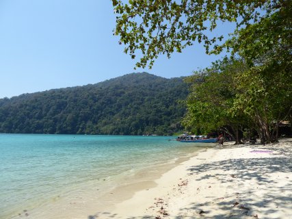 Tempel und Laternen in einer asiatischen Stadt bei Abendlicht